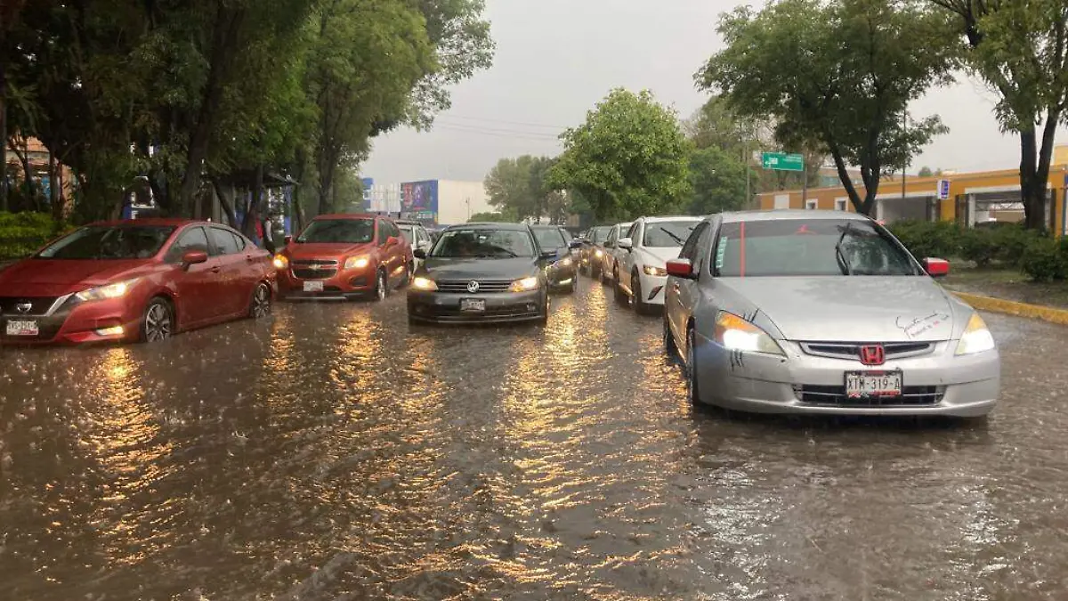 Fuerte lluvia en Puebla deja negocios y avenidas inundadas por horas